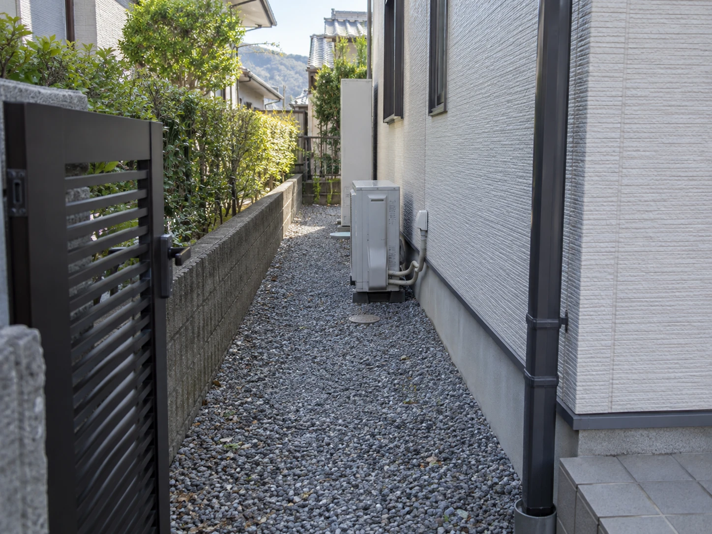 資材の搬入条件を確認する建物脇の通路