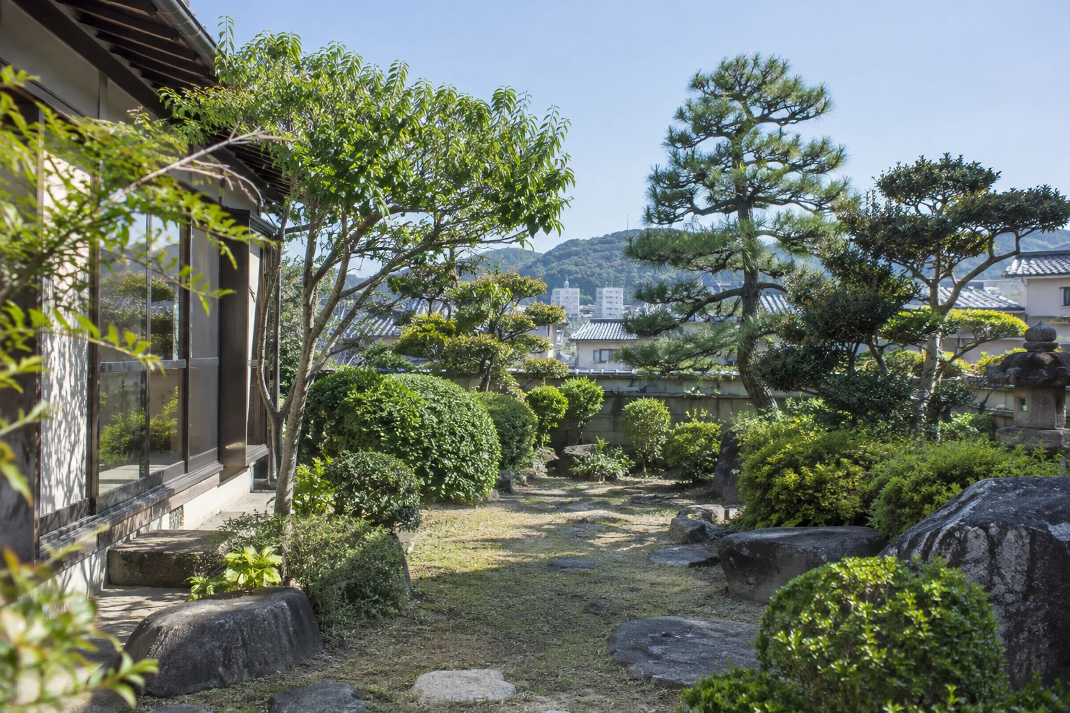 岡山市でシニアが庭の手入れを頼むにはに関連する庭の風景