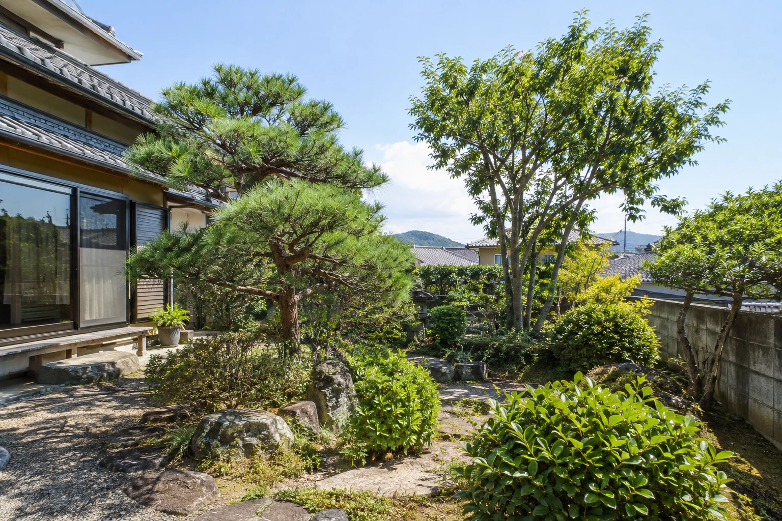 岡山市の実家の庭木伐採を依頼するにはに関連する庭の風景