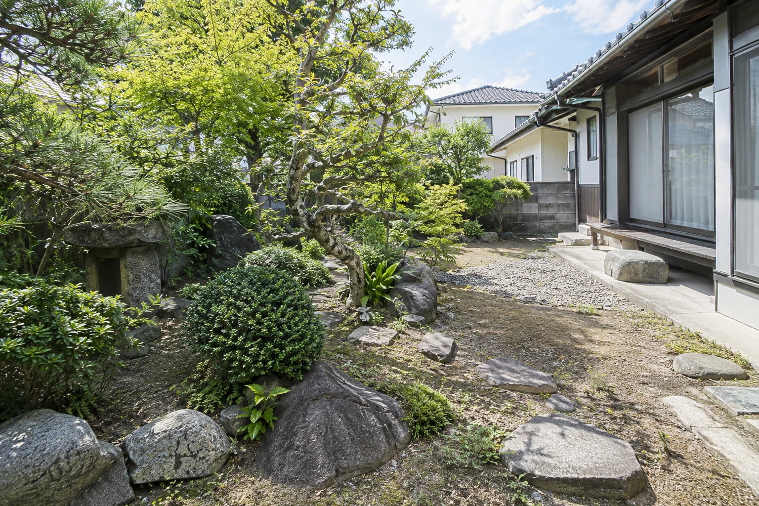 岡山市で庭じまいを一括依頼する費用はに関連する庭の風景