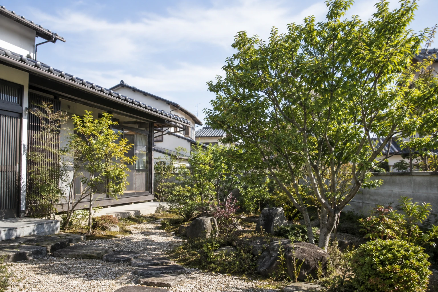 倉敷市で中古住宅のシンボルツリーを業者に頼むならに関連する庭の風景