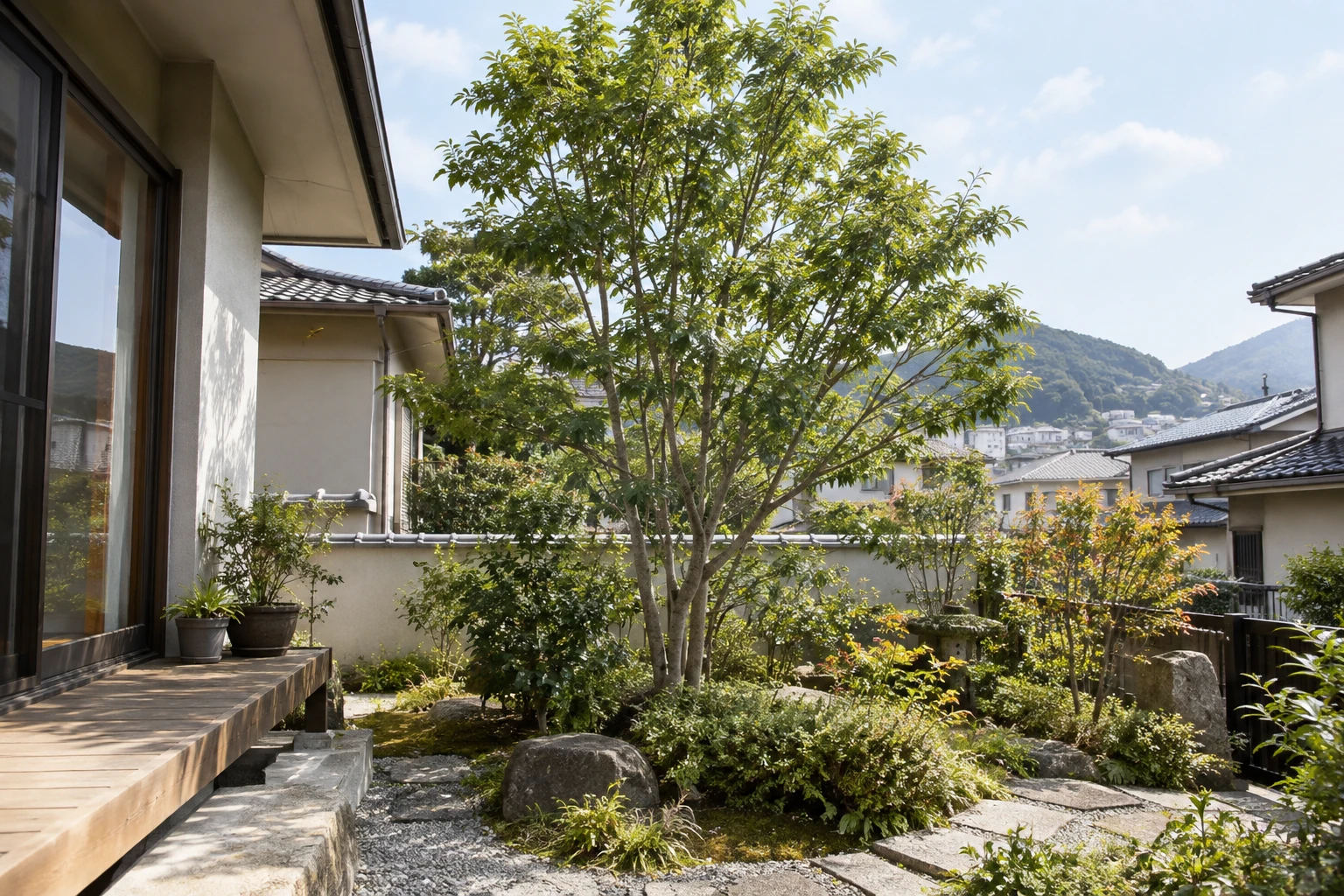 広島市で中古住宅のシンボルツリーを見積もるにはに関連する庭の風景