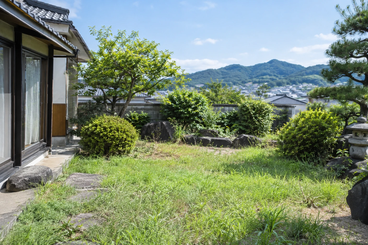 倉敷市で草刈りをプロに依頼するならに関連する庭の風景