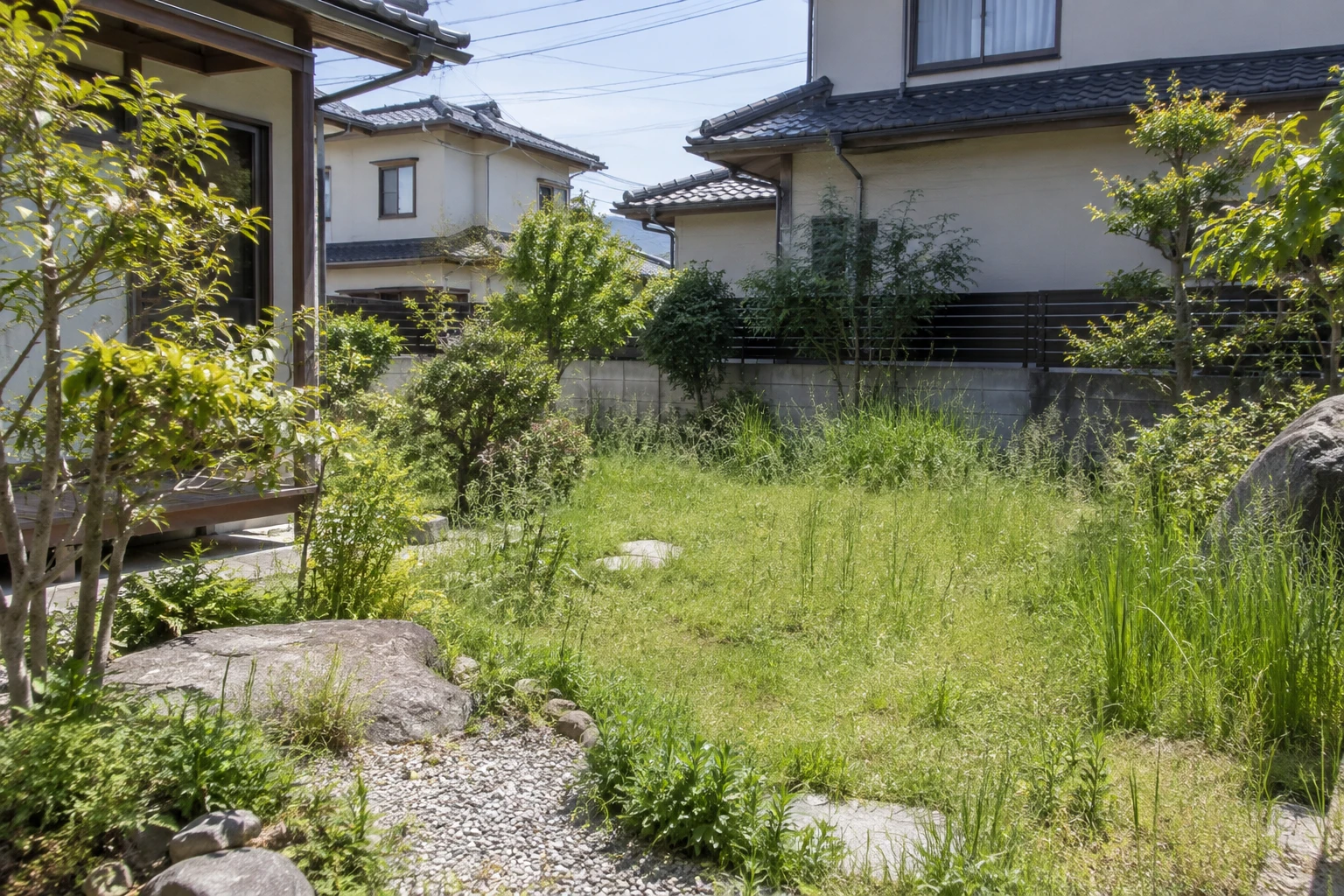 倉敷市の草刈り見積もりの比べ方。掲載料金例とぼったくりを防ぐ確認ポイントに関連する庭の風景