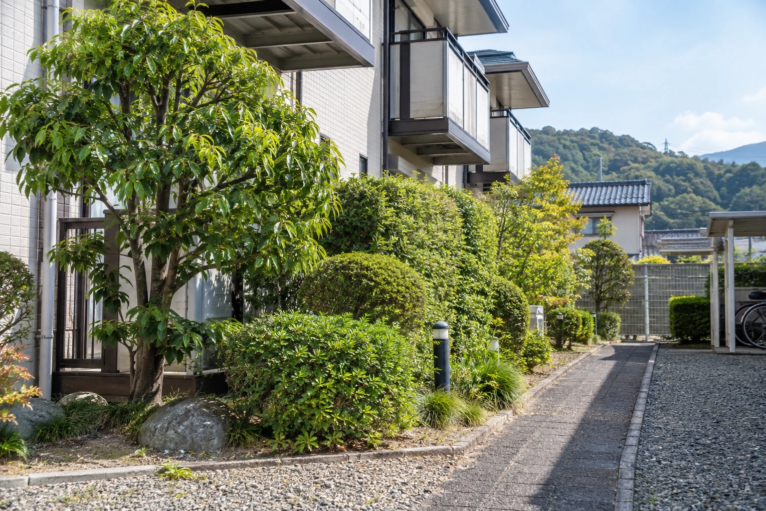 倉吉市でアパートの剪定業者を選ぶにはに関連する庭の風景