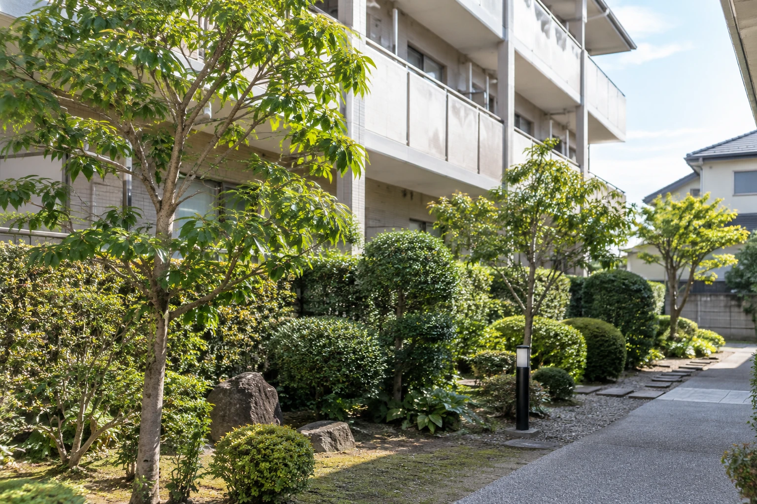 岡山市でアパートの剪定費用を考えるにはに関連する庭の風景