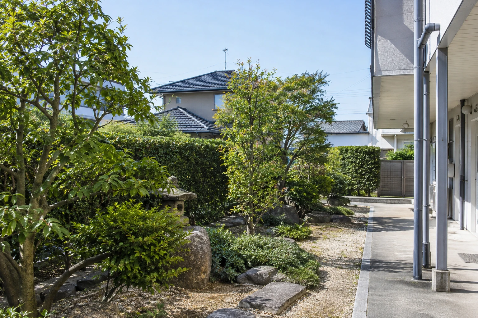 倉敷市のアパート植栽管理を委託するならに関連する庭の風景