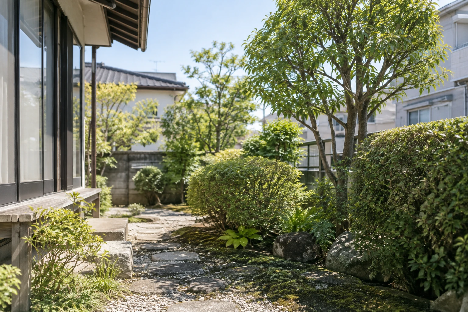 岡山市の剪定料金例とアパート植栽管理の見積もり条件に関連する庭の風景