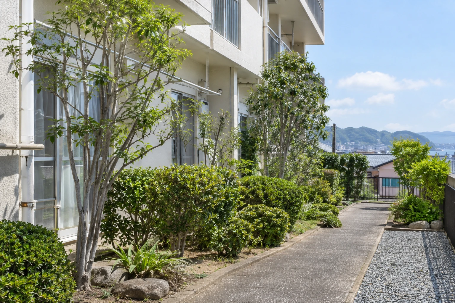下関市のアパート植栽管理に関連する庭の風景