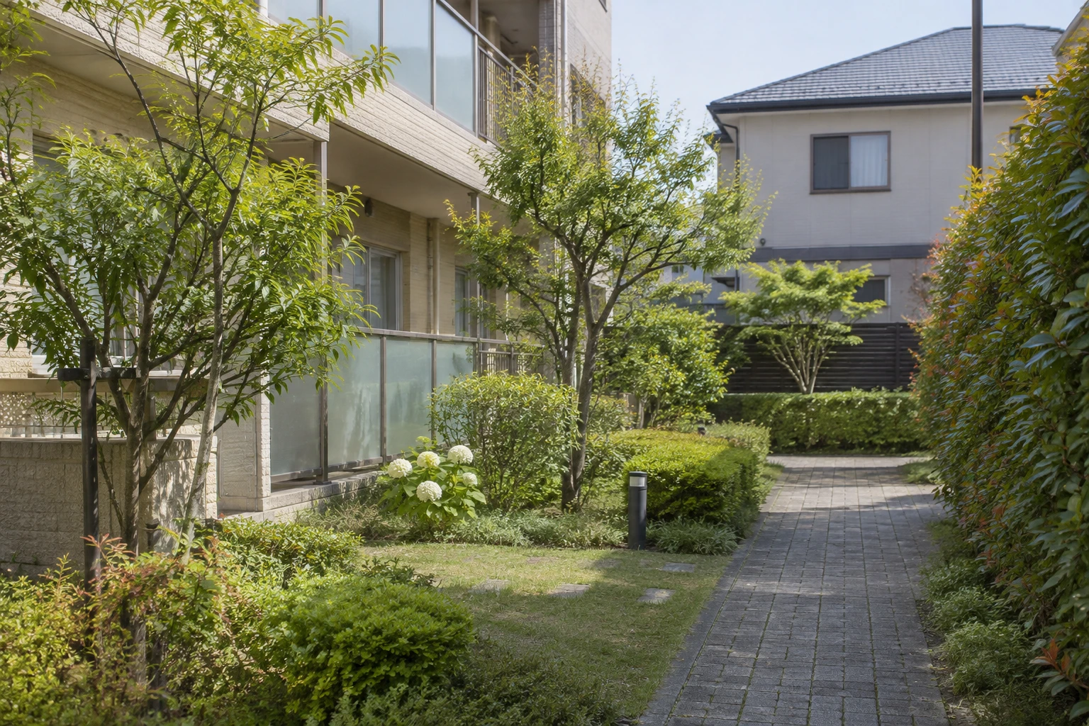岡山市のアパート植栽管理、見積もり前に決めたい範囲・回数・安全条件に関連する庭の風景