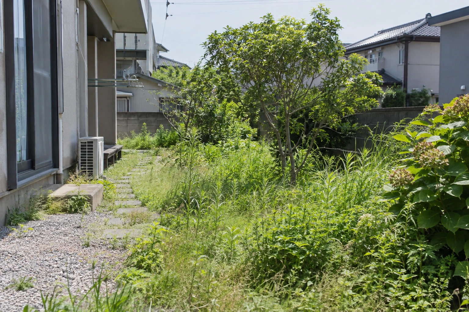 下関市でアパートの除草を業者へ頼むにはに関連する庭の風景