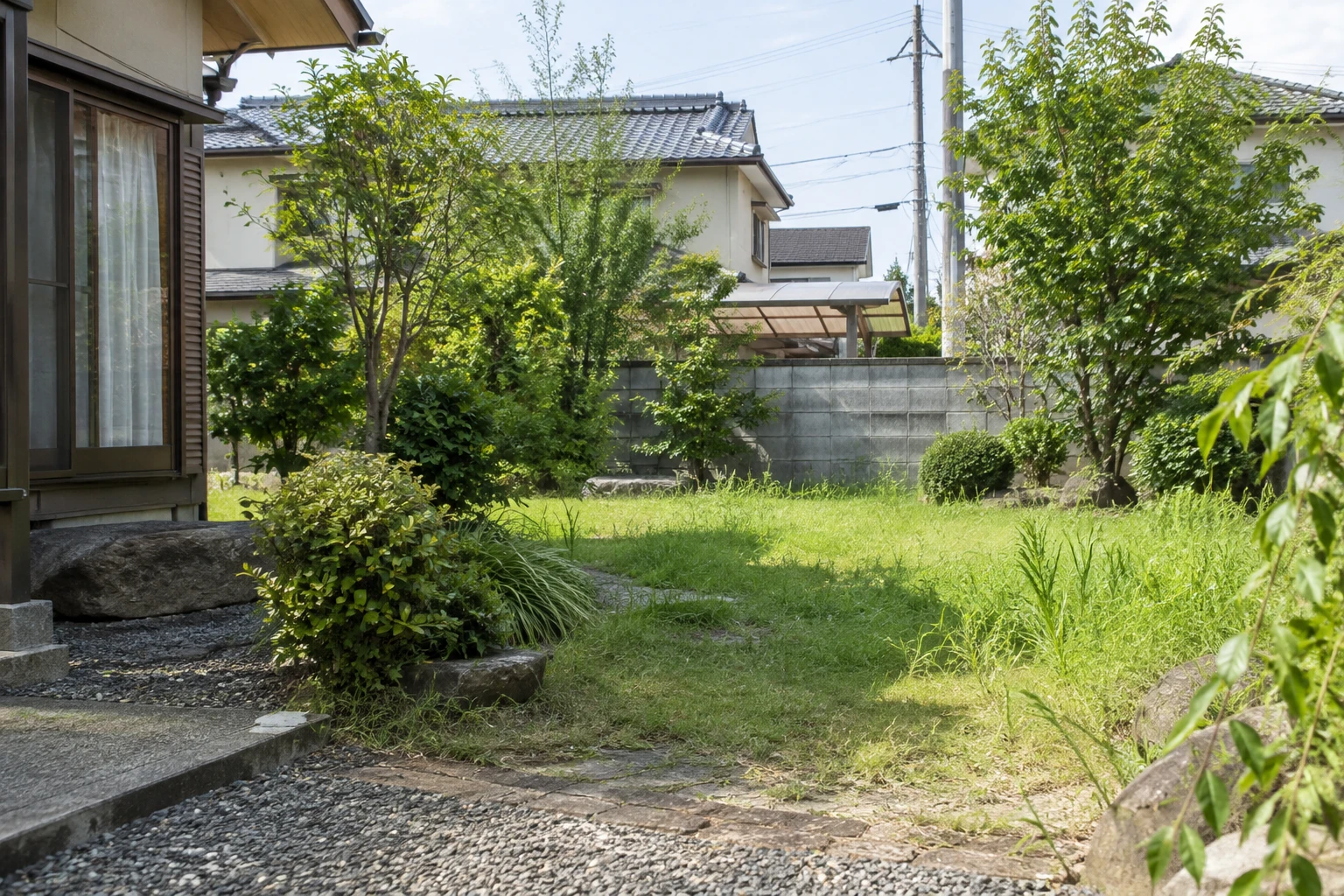 岡山市のコインパーキングで草刈りを委託するにはに関連する庭の風景