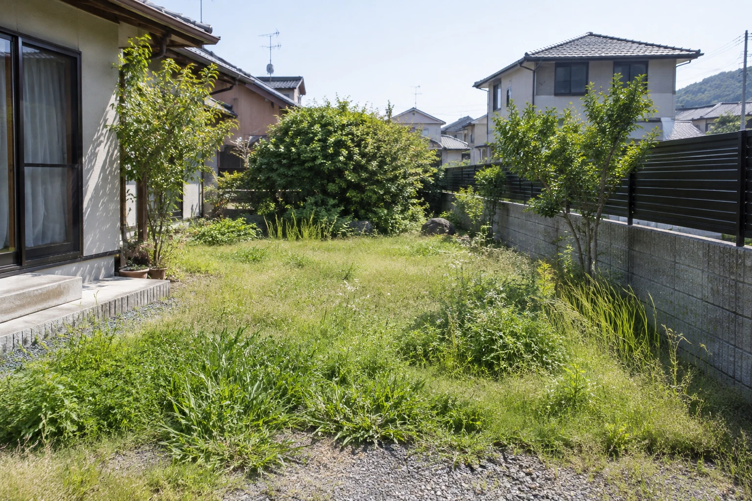 岡山市のコインパーキング草刈り費用に関連する庭の風景