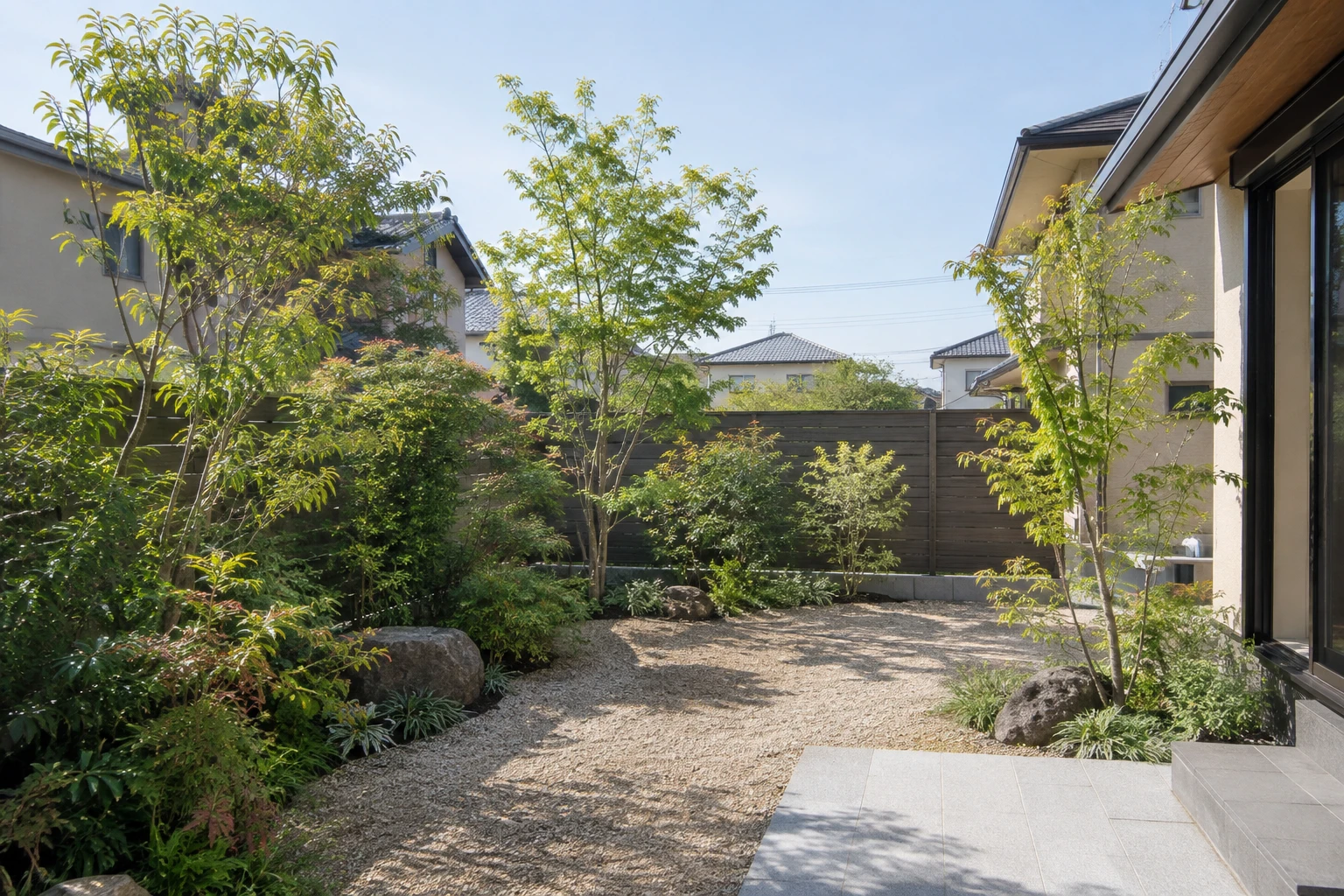 岡山市のショッピングモールの植栽管理に関連する庭の風景