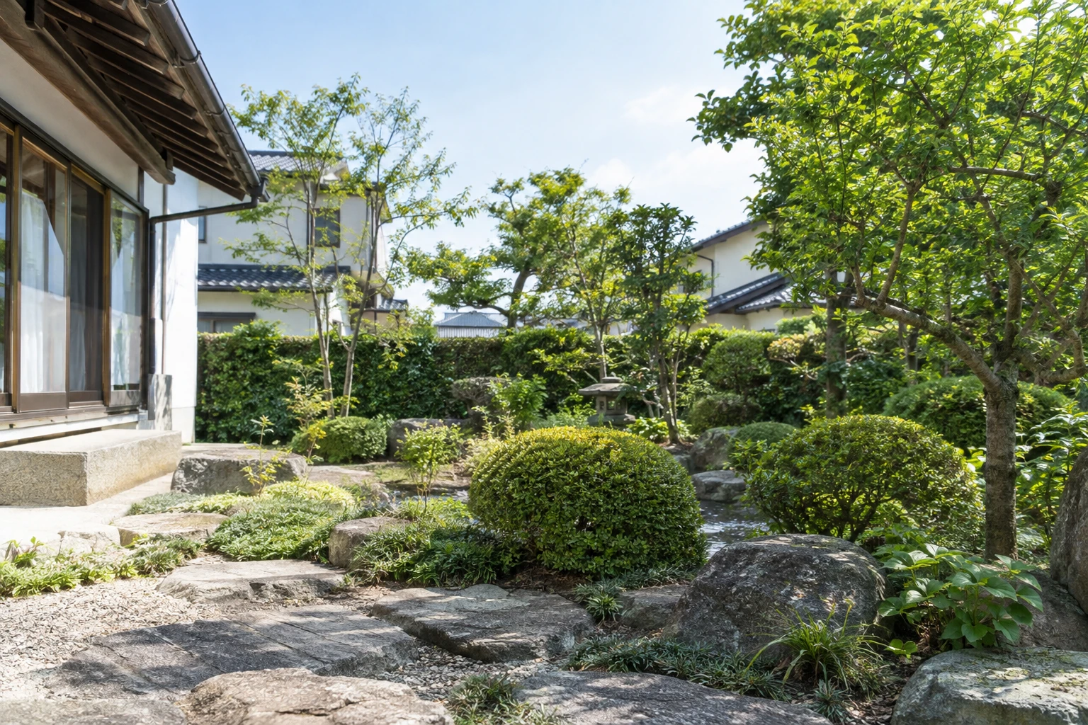広島市の工場緑地管理をまとめて委託するにはに関連する庭の風景