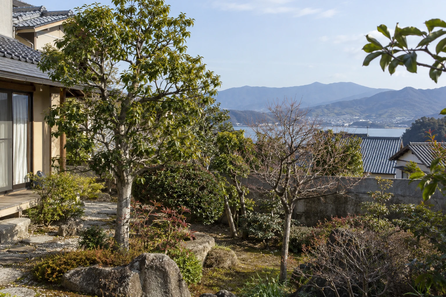 中国地方で庭木を移植する時期はいつに関連する庭の風景