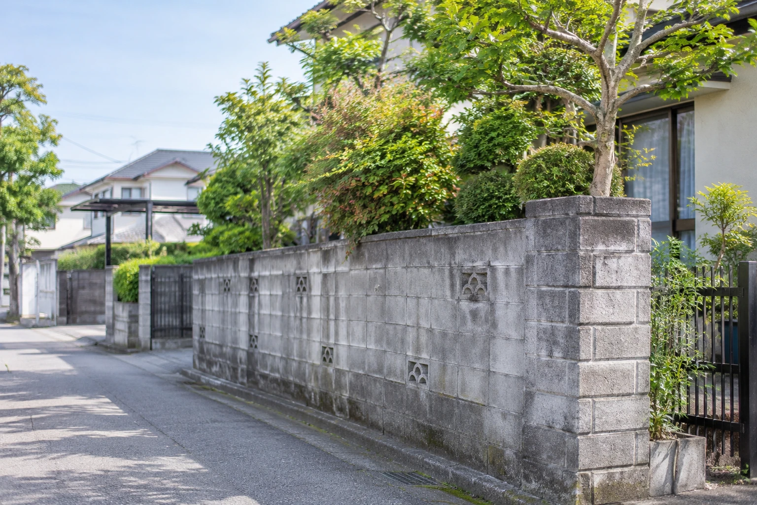 A社の危険ブロック塀撤去補助に関連する庭の風景