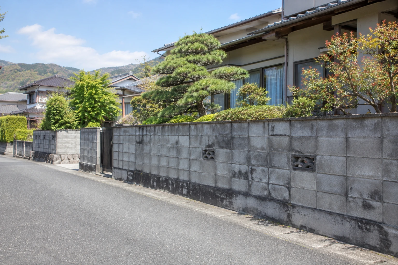 広島市のブロック塀撤去補助はいくらに関連する庭の風景