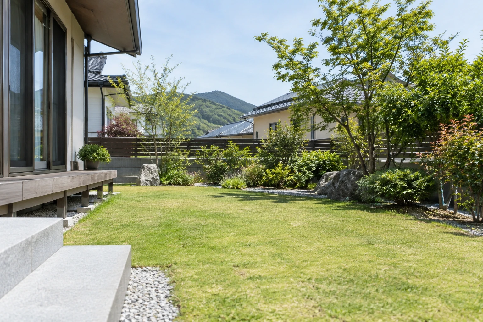 山口で庭の芝生を業者に頼むにはに関連する庭の風景