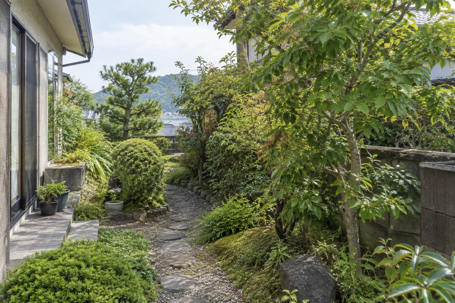 下関市の住宅の庭で、庭木と通路の状態を確認できる風景