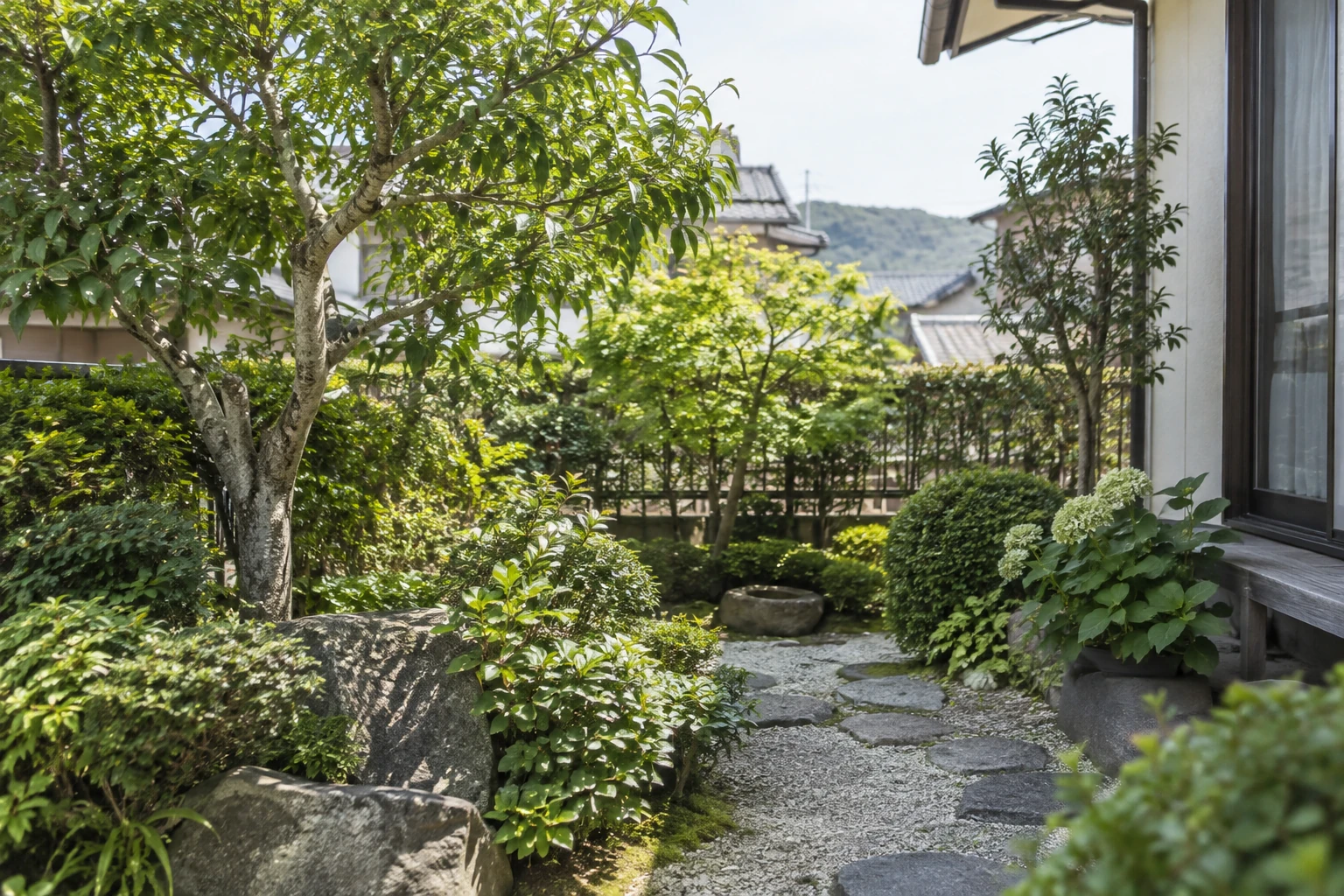 庭木と植栽のある住宅の庭