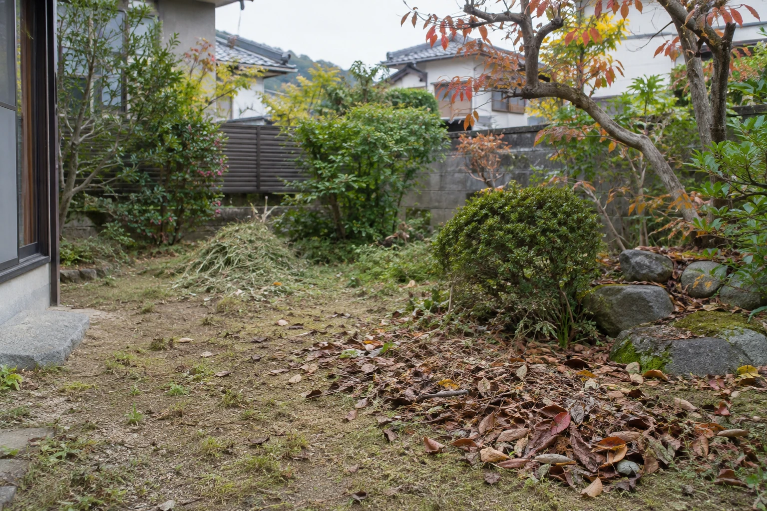 落ち葉や刈草が集まった庭の一角
