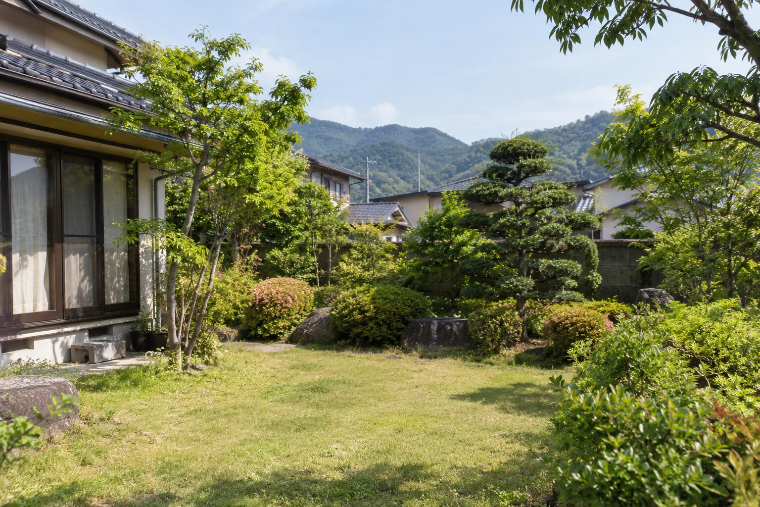 庭木と草地がある住宅の庭