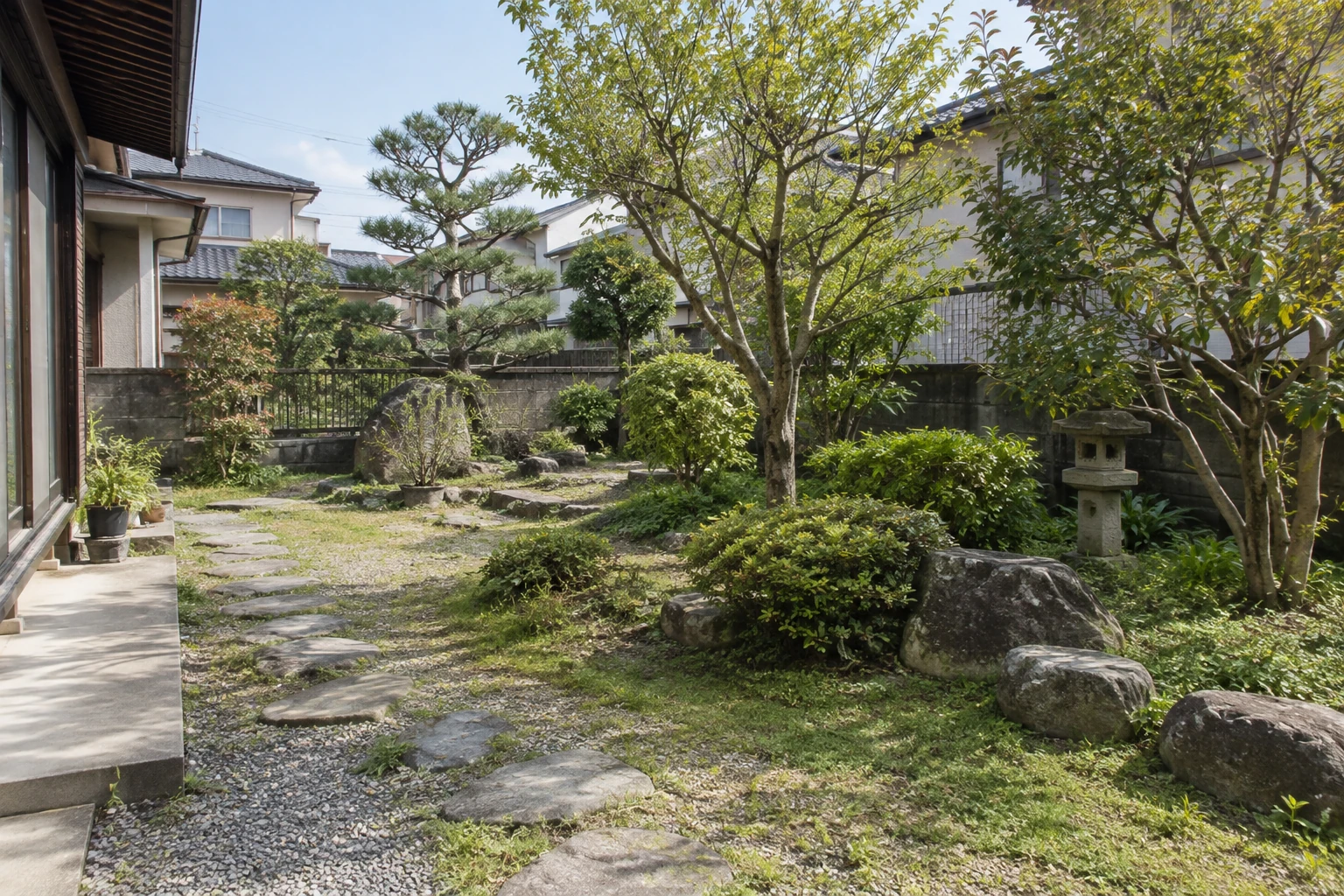 庭木と草地、庭石、通路が見える庭全体